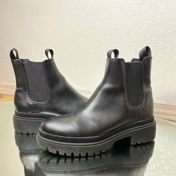 Chunky Chelsea Booties with elasticized side panels and a loop at back. SIZE 9 - Picture 5 of 8